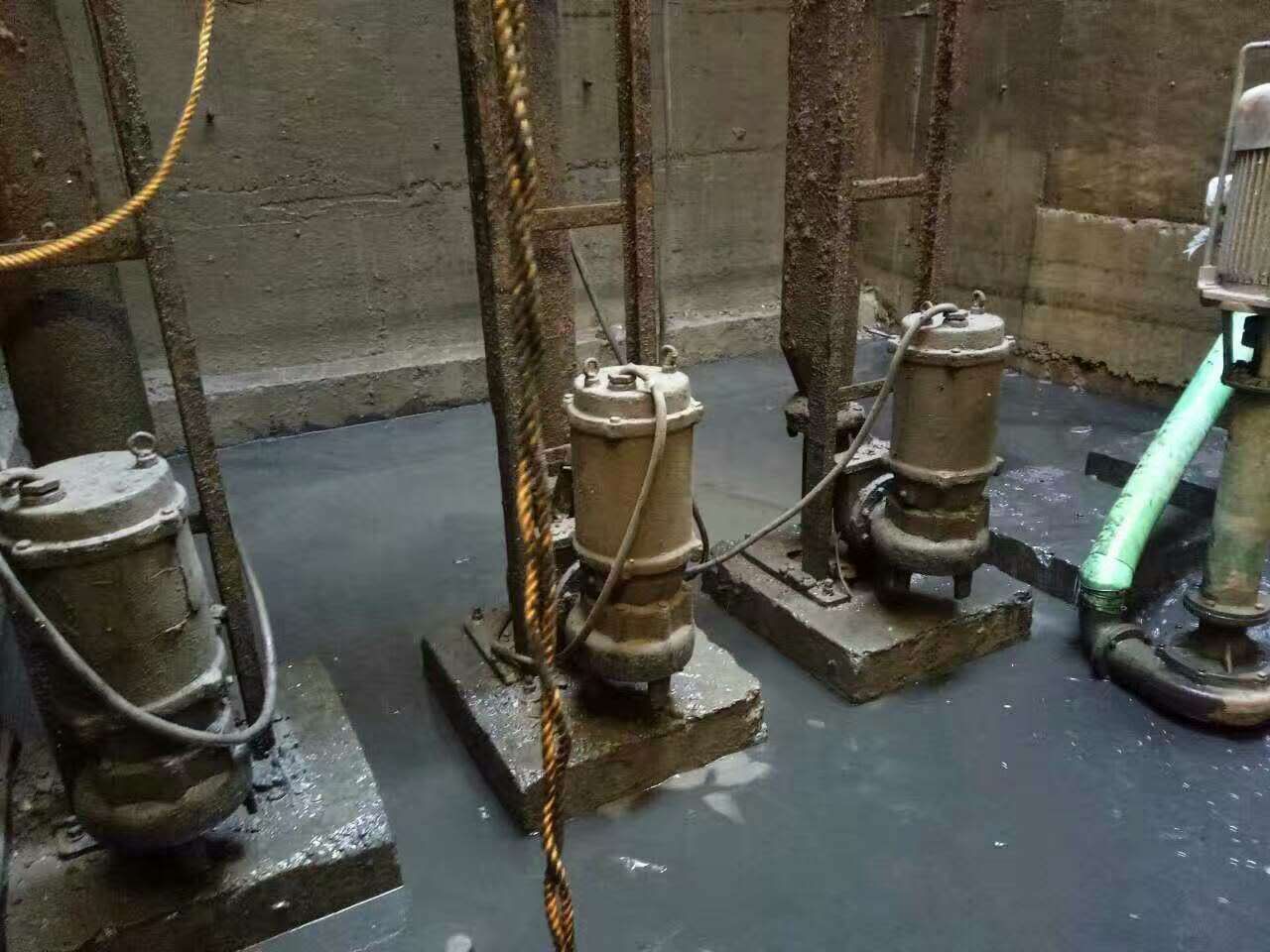 海棠湾镇污水池清理