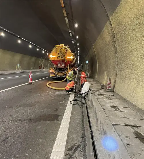 海棠湾镇隧道排水渠清淤